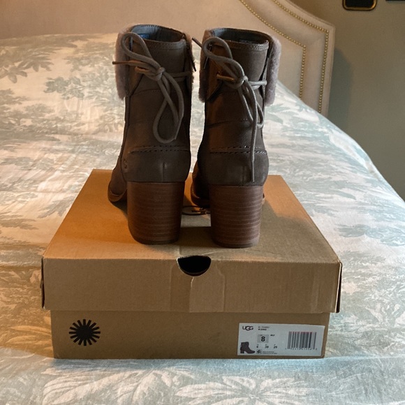 EUC UGG Kirke Shearling-Trimmed Leather & Suede Zip Up Ankle Boots - Picture 4 of 12